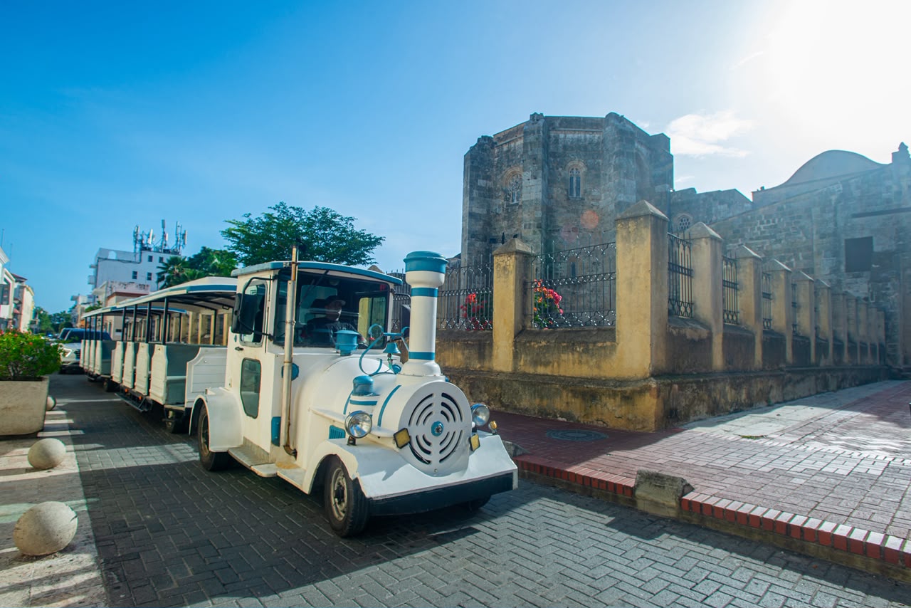 Tren Chu Chu Colonial junto a un antiguo edificio de piedra