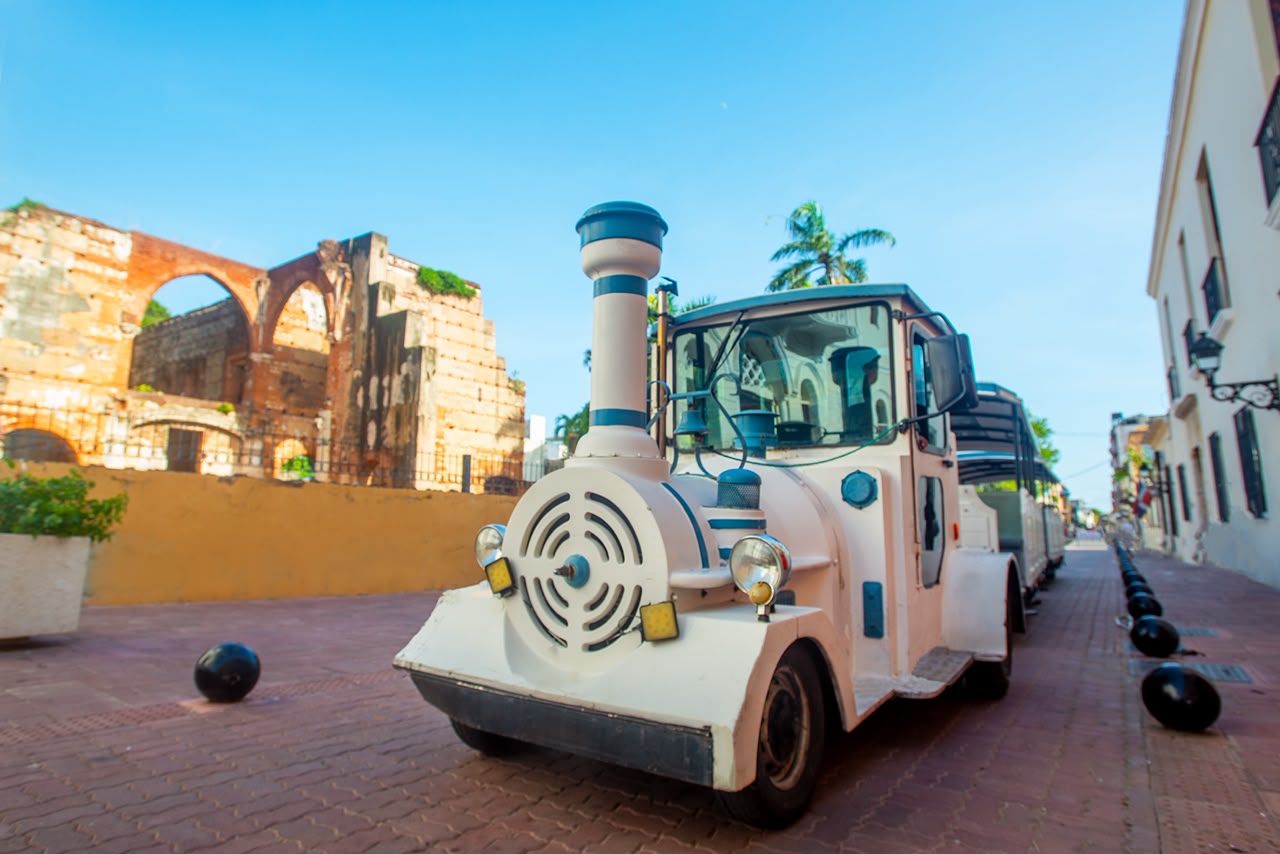 Tren turístico frente a las ruinas coloniales de Santo Domingo