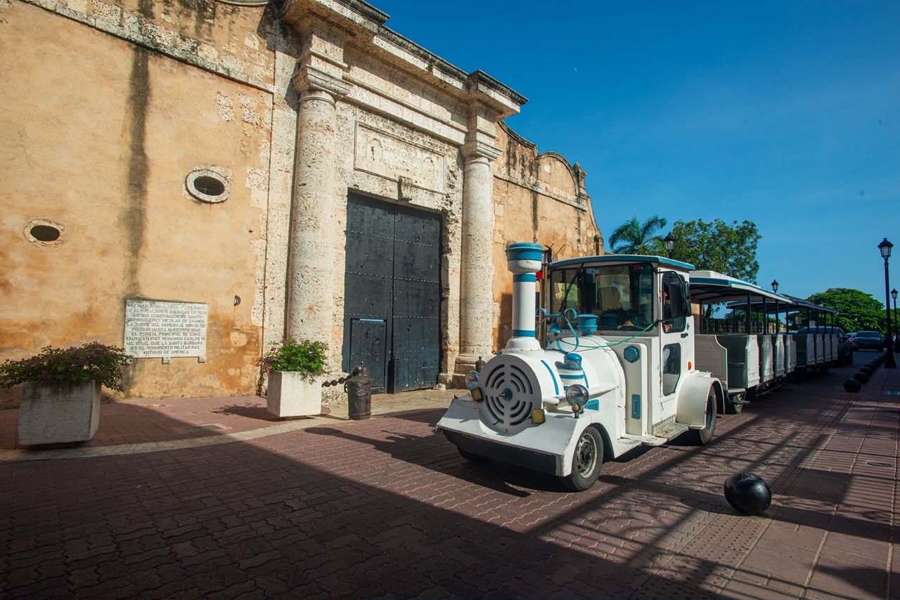 Chu Chu Colonial frente a la puerta de la Fortaleza de Santo Domingo