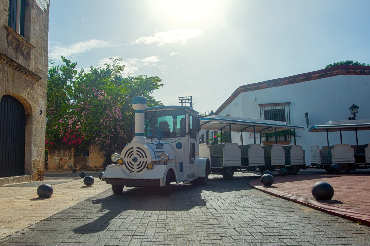 Chu Chu Colonial entre buganvilias en una calle soleada